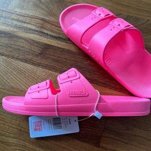 NWT Freedom Moses two band slides, glow, 38/39